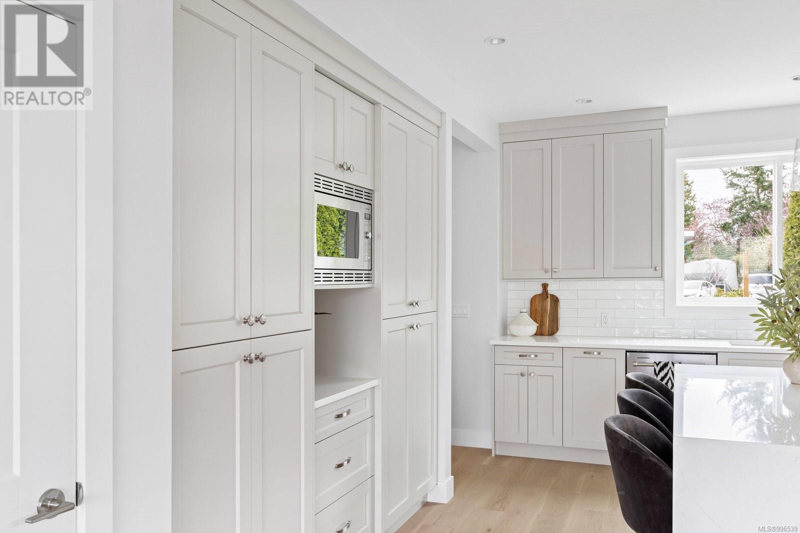 2306 Grove Cres