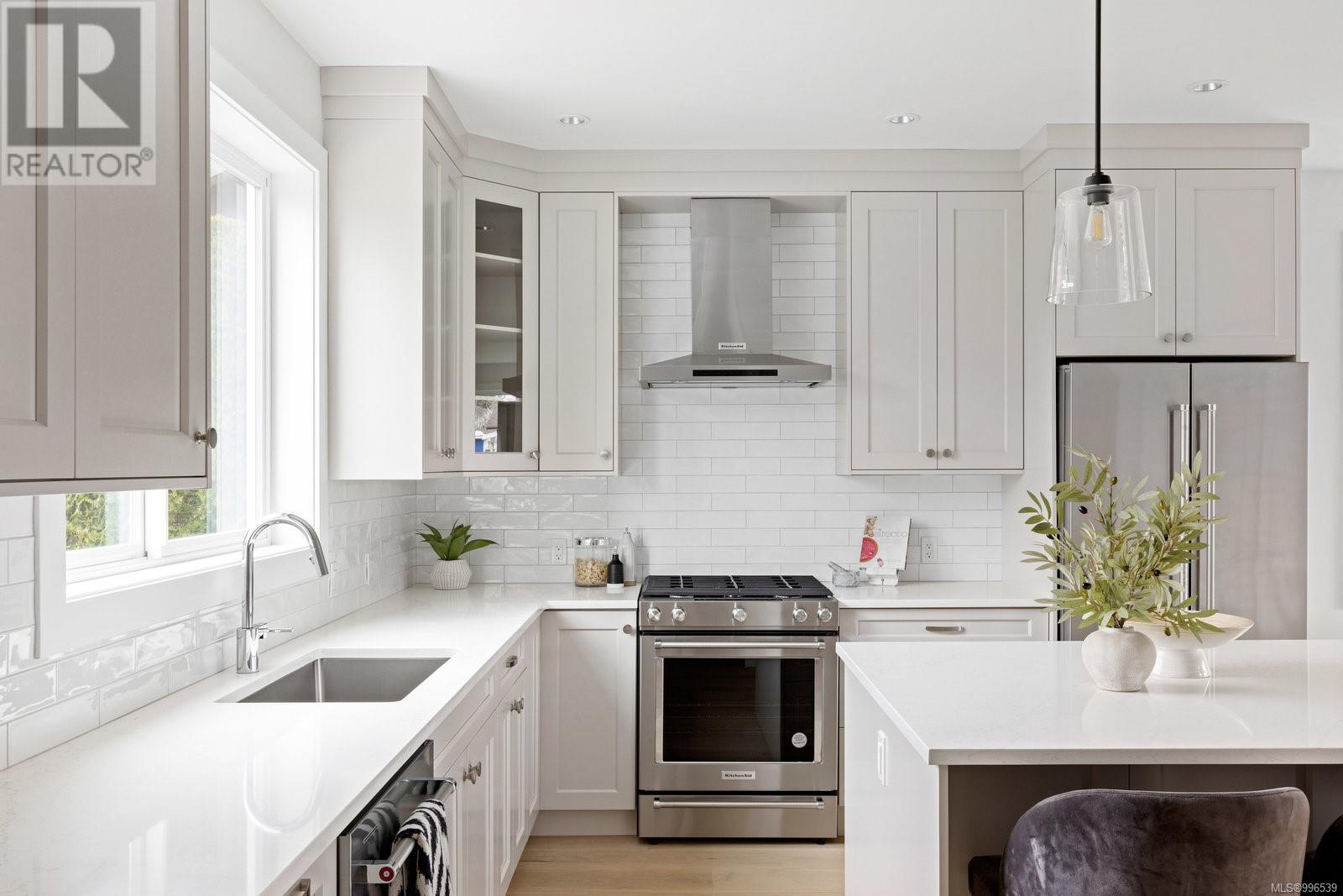 2306 Grove Cres