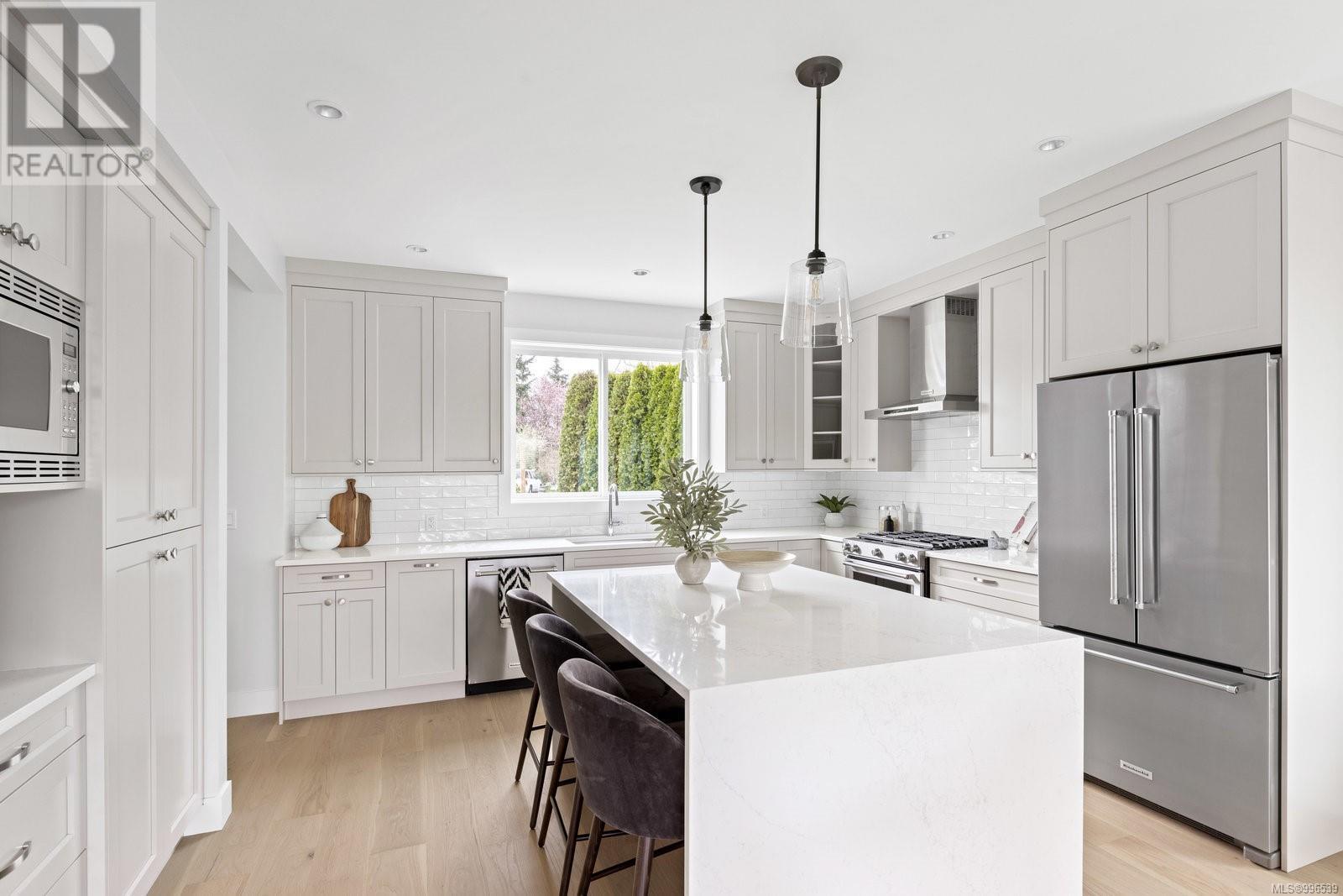 2306 Grove Cres