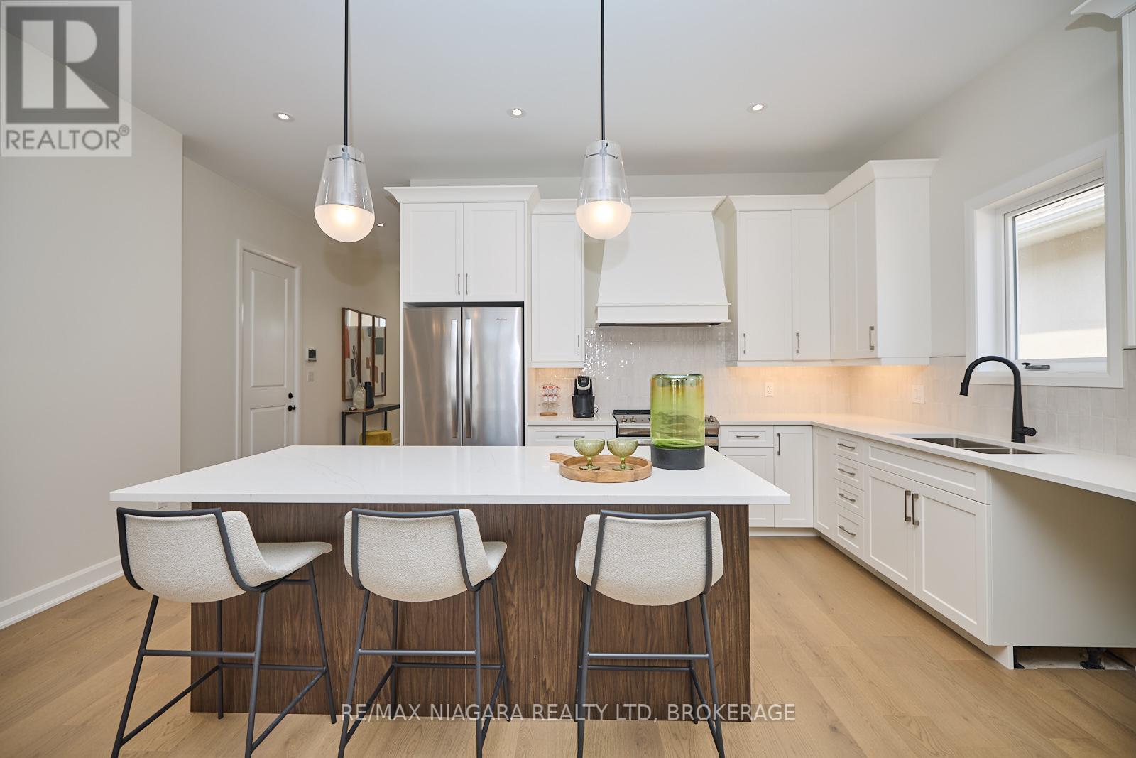 10 BUTTERNUT CRESCENT