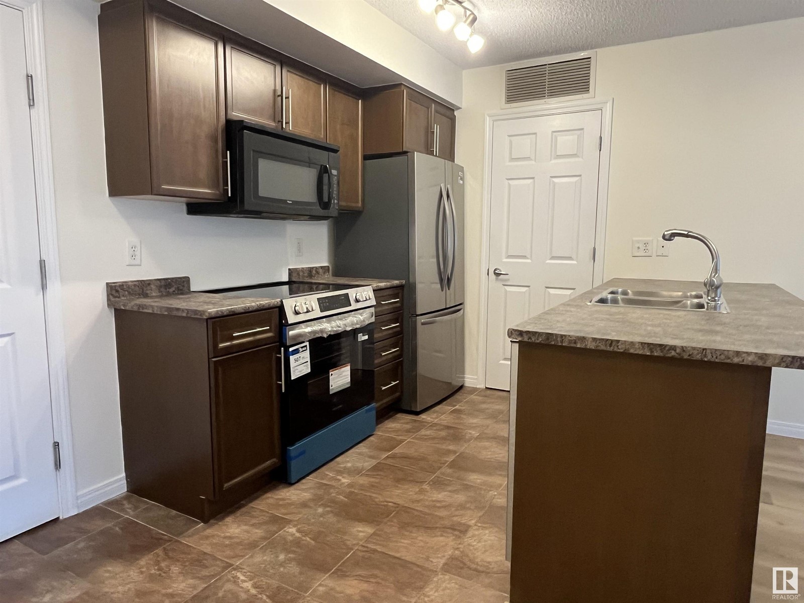 #103 6925 199 ST NW