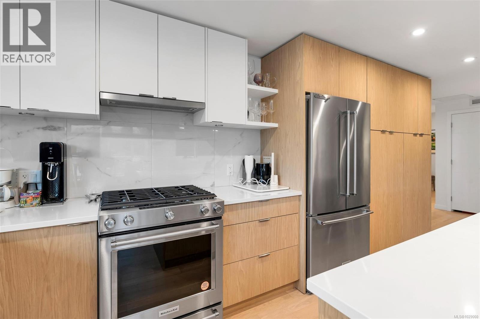 304 5120 Cordova Bay Rd