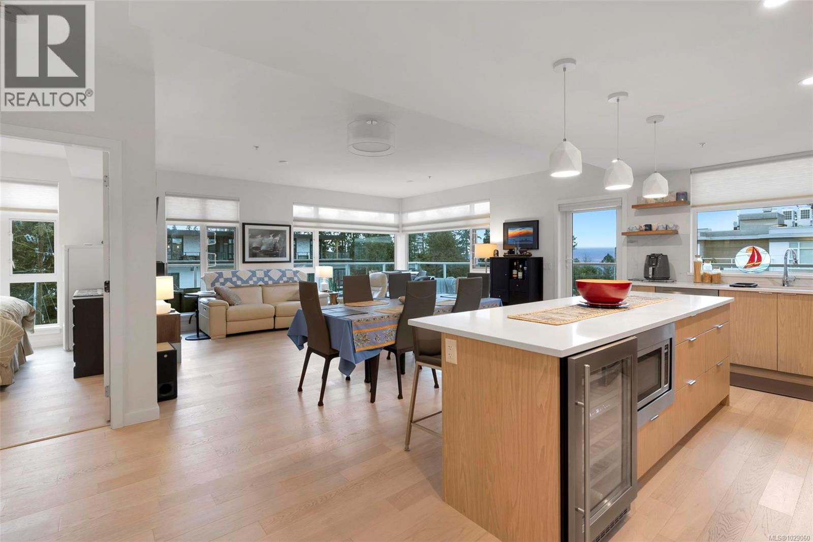 304 5120 Cordova Bay Rd