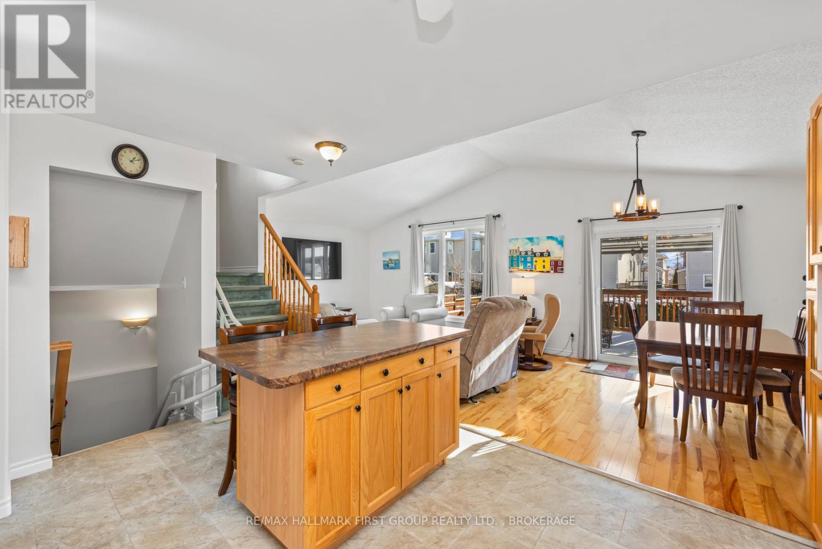 979 RAINBOW CRESCENT