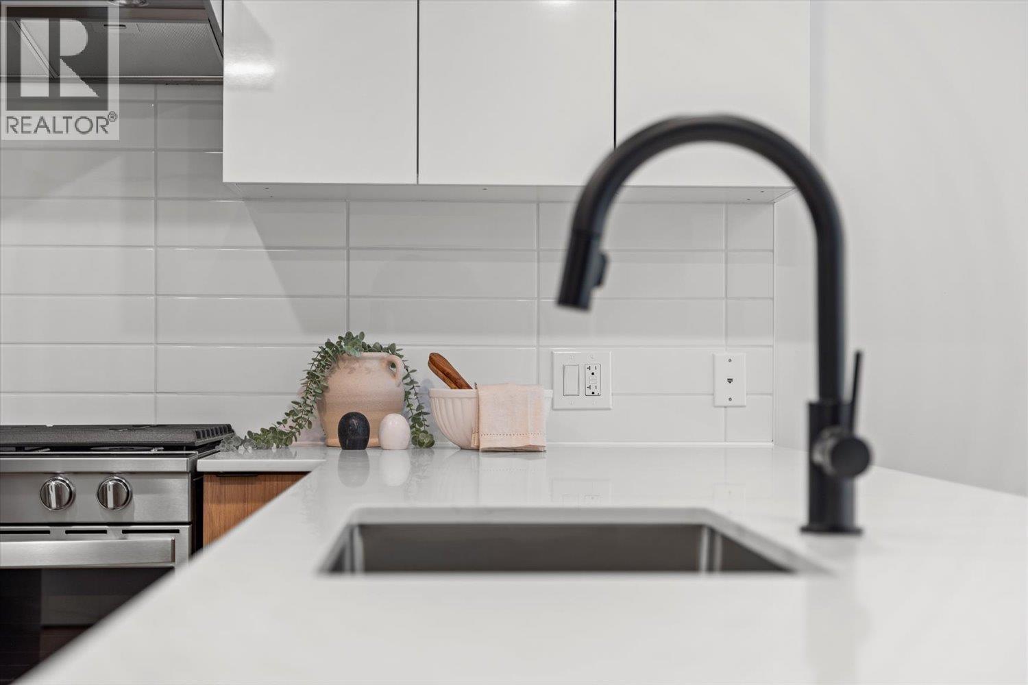 101 2277 HAWTHORNE AVENUE