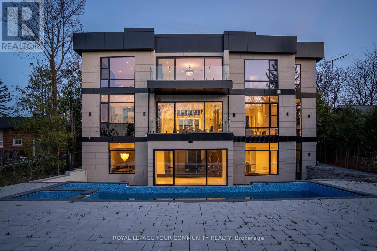 8 POPLAR DRIVE