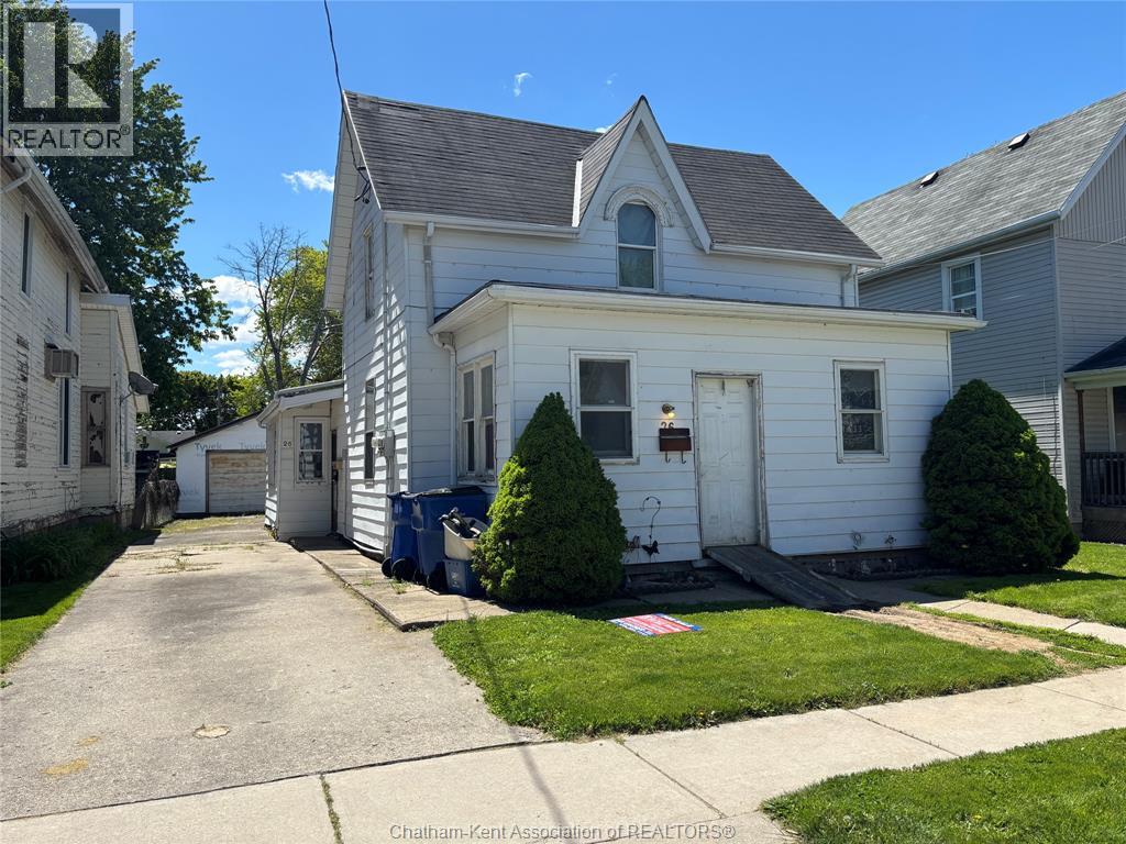 Photo 1 of 12 — 26 Charteris STREET, Chatham, ON N7M3S8