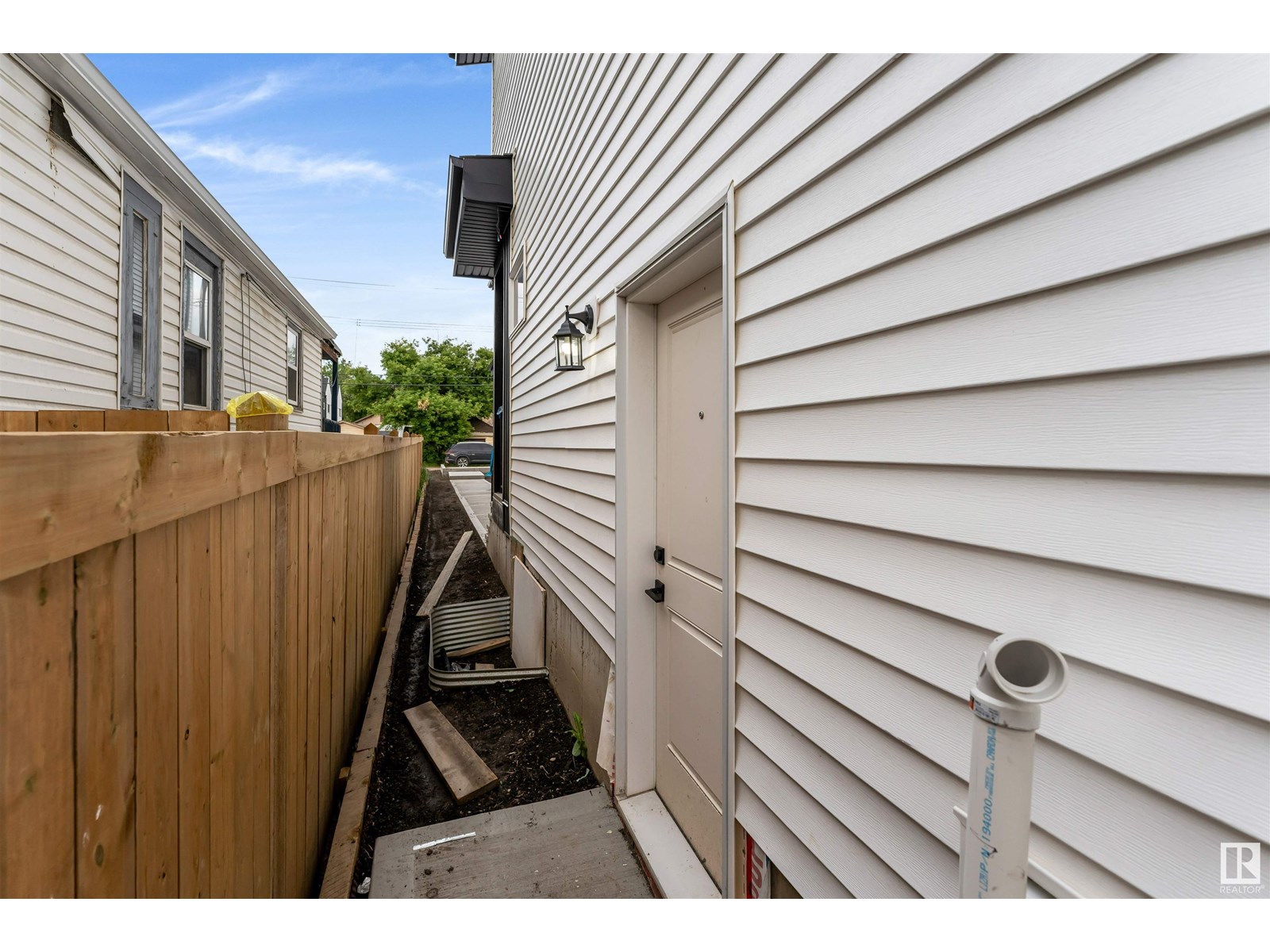 11445 101 ST. NW