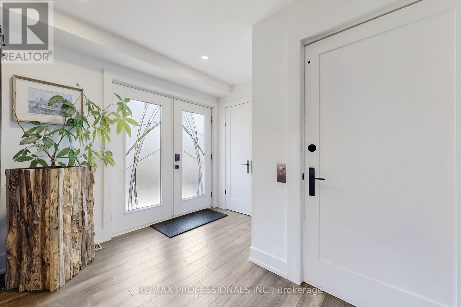 4 MARTIN GROVE ROAD