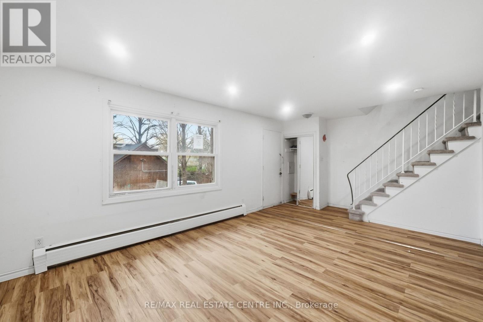 10 - 76 BORDEN PARKWAY