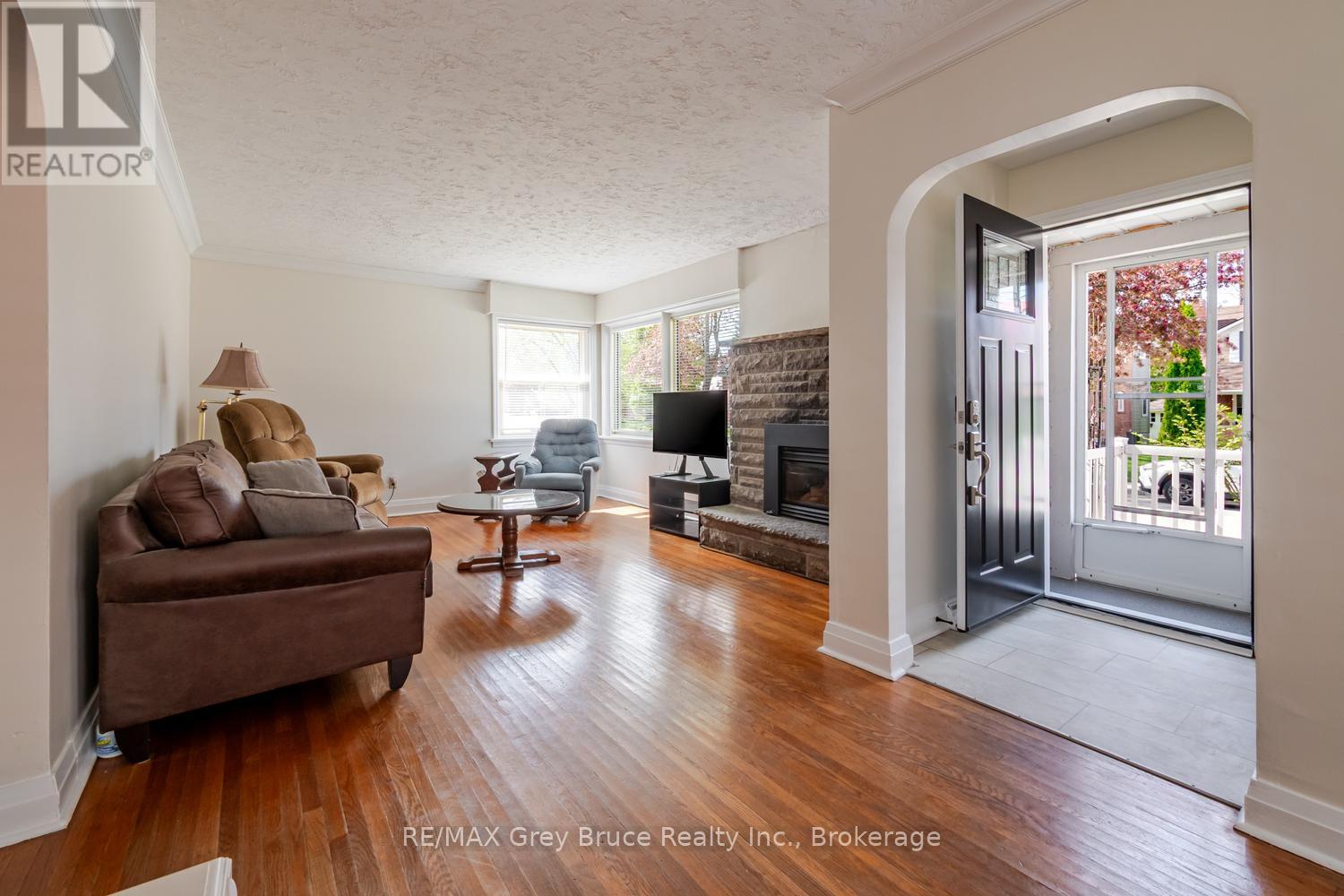 129 3RD A STREET W