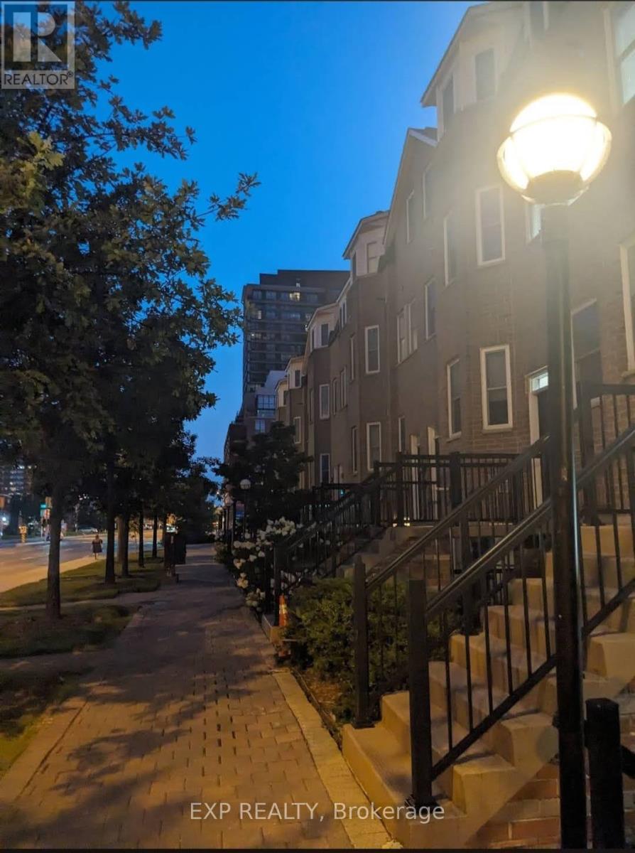 TH 221 - 760 LAWRENCE AVENUE W