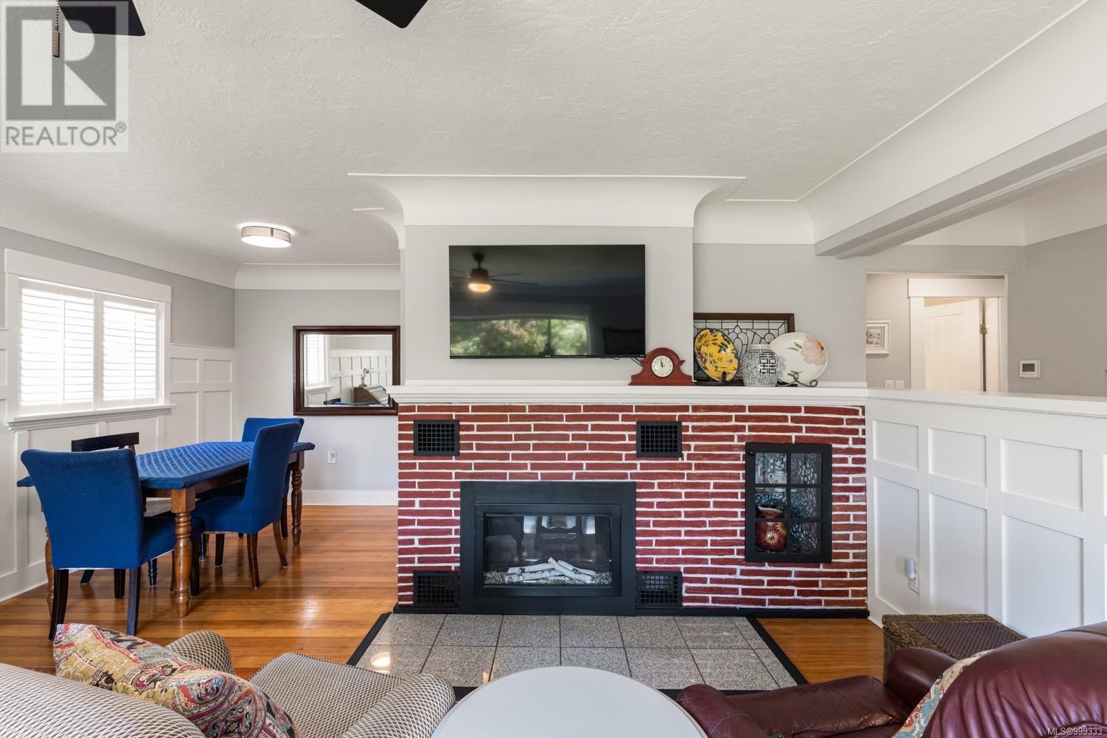 727 Craigflower Rd