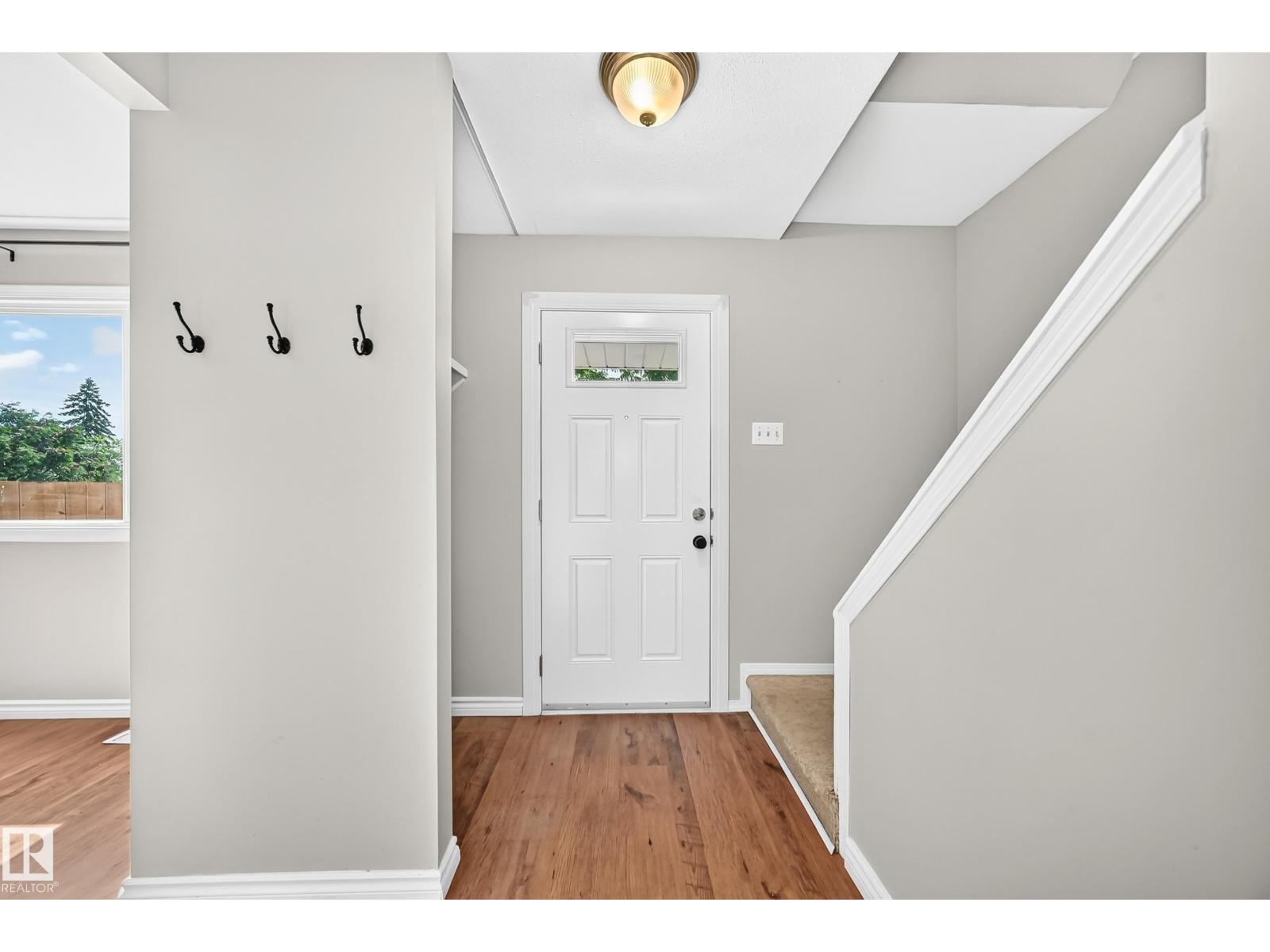 32 MCLEOD PL NW