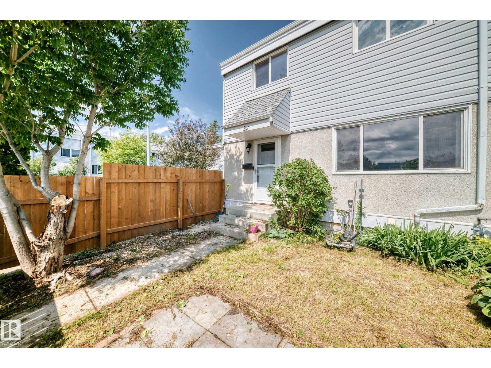 32 MCLEOD PL NW