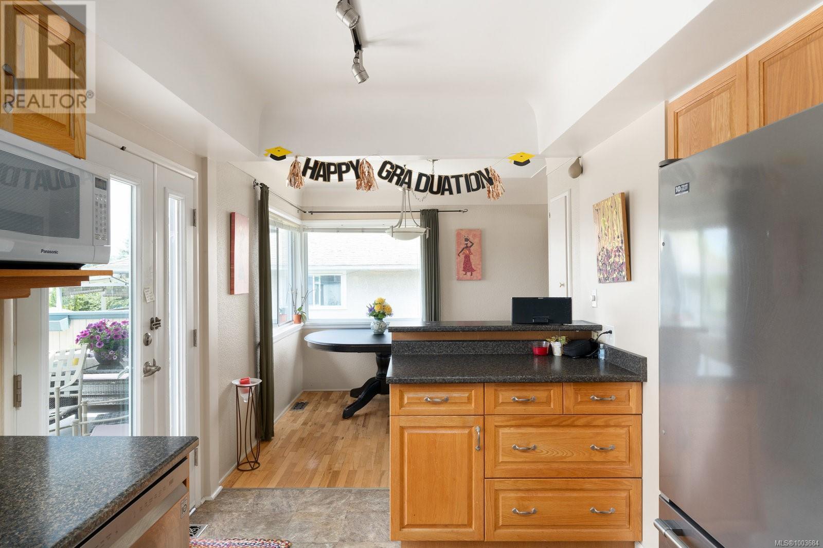 582 Baxter Ave