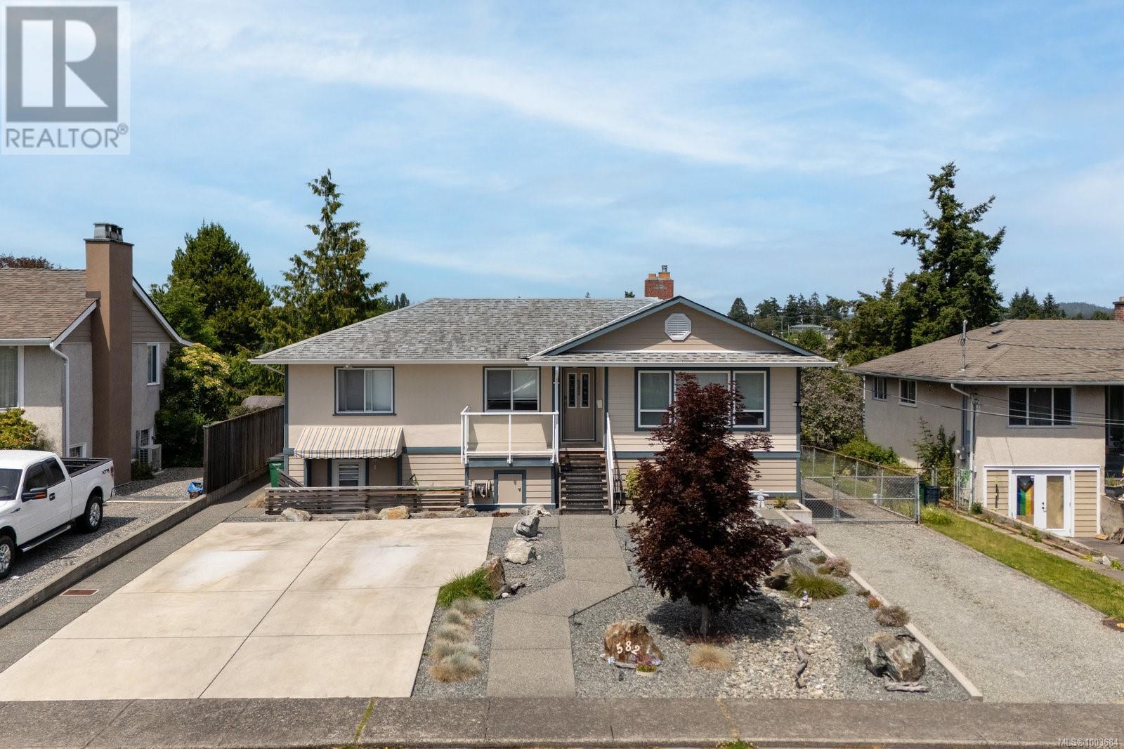 582 Baxter Ave