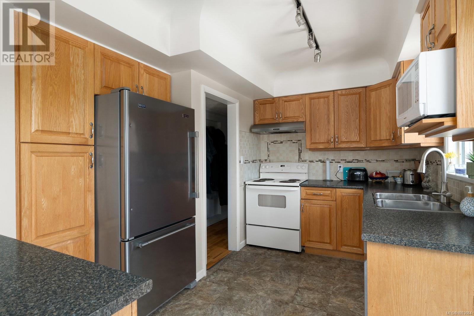 582 Baxter Ave