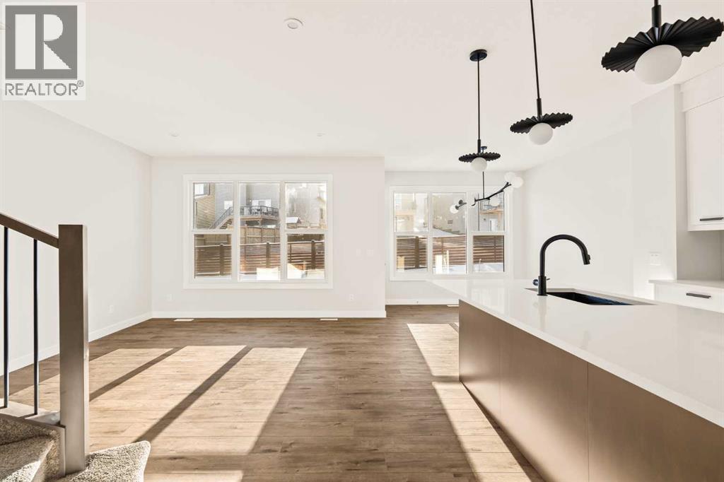 819 Livingston View NE