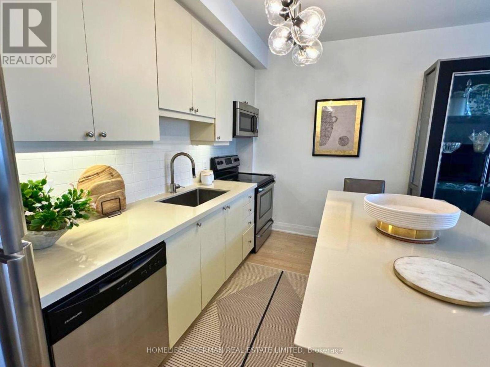 118 - 12 WOODSTREAM BOULEVARD