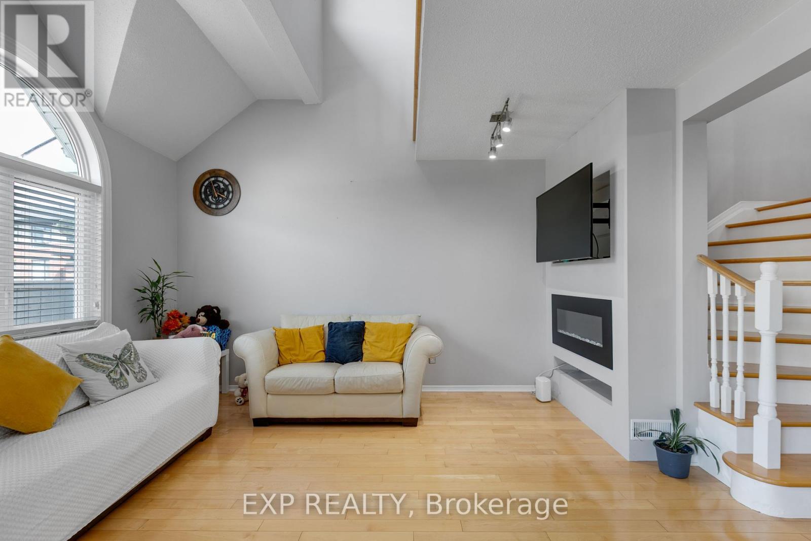 196 DAVENTRY CRESCENT