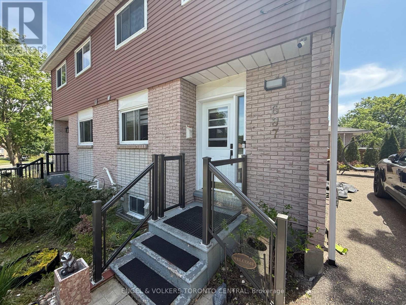 687 COLLEGE AVENUE W