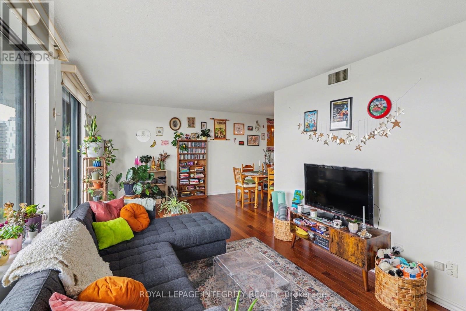 PH2104 - 470 LAURIER AVENUE W