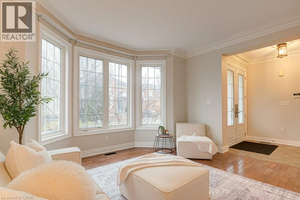 111 GLAZEBROOK Crescent