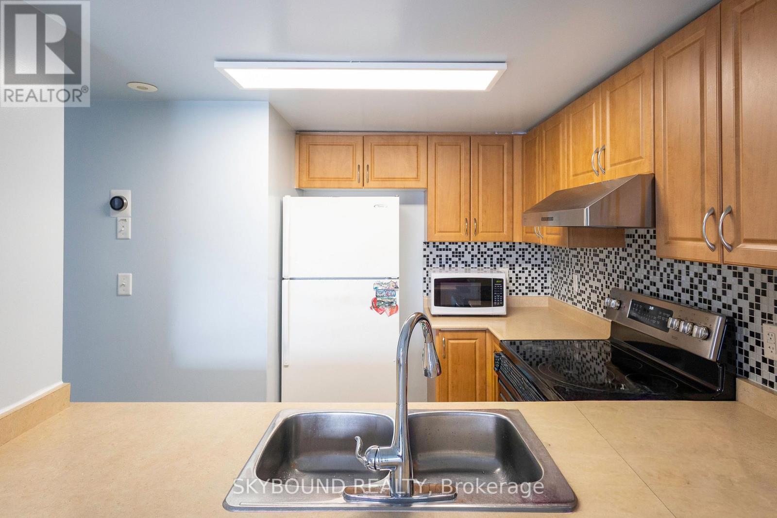 2033 - 3043 FINCH AVENUE W