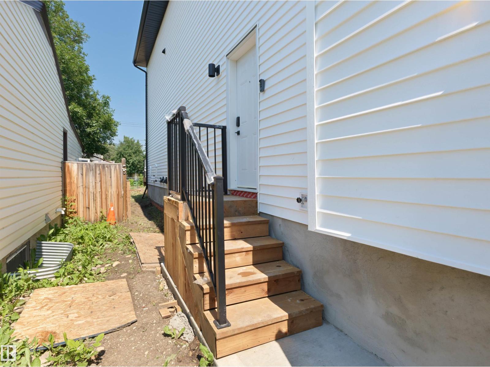 8136 77 AV NW