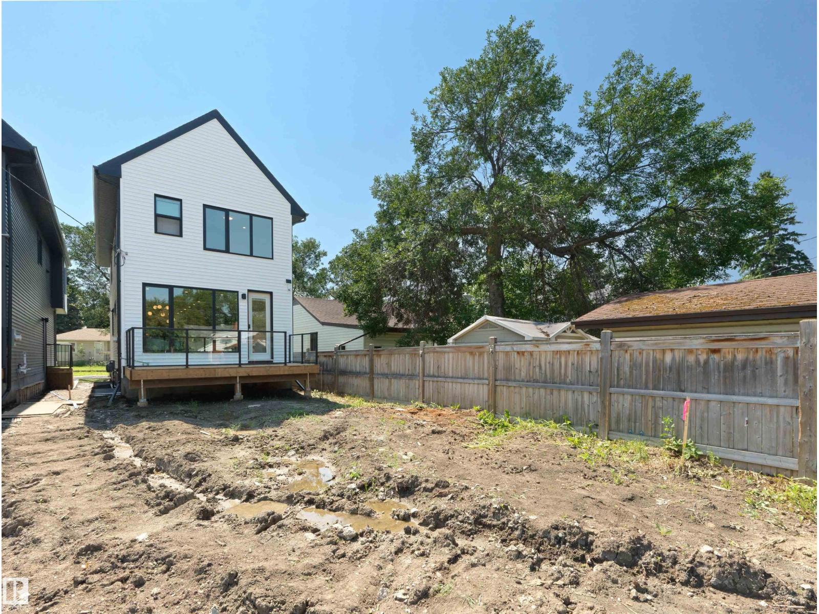 8136 77 AV NW