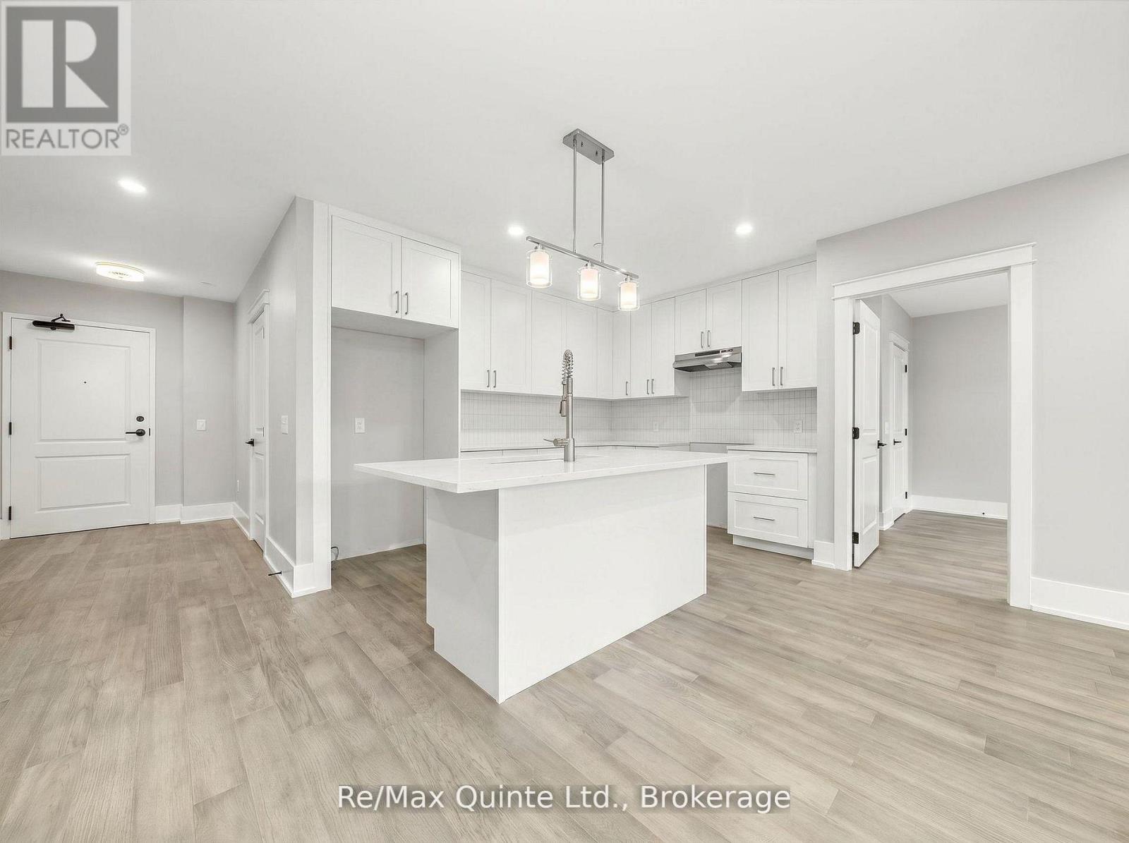 Photo 1 of 11 — 405 - 17 CLEAVE AVENUE Unit 405, Prince Edward County (Picton Ward), ON K0K2T0