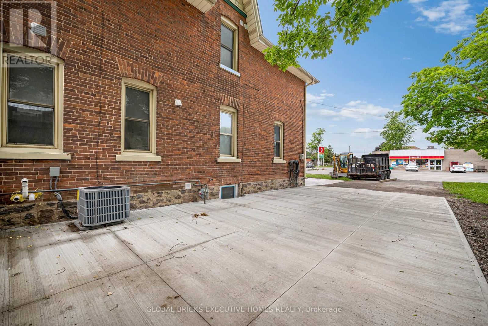 108 LINDSAY STREET S