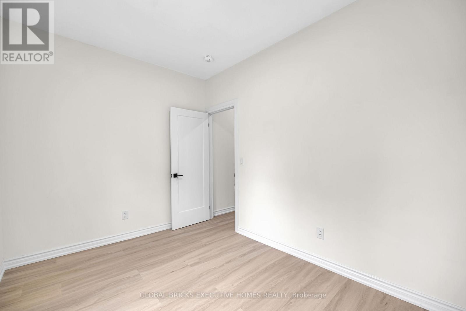 108 LINDSAY STREET S
