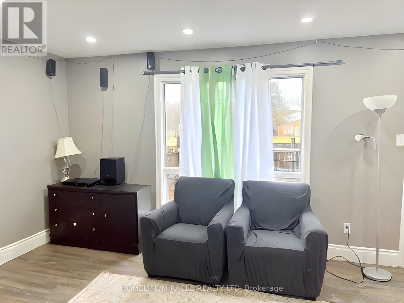 22 - 875 PARKINSON ROAD