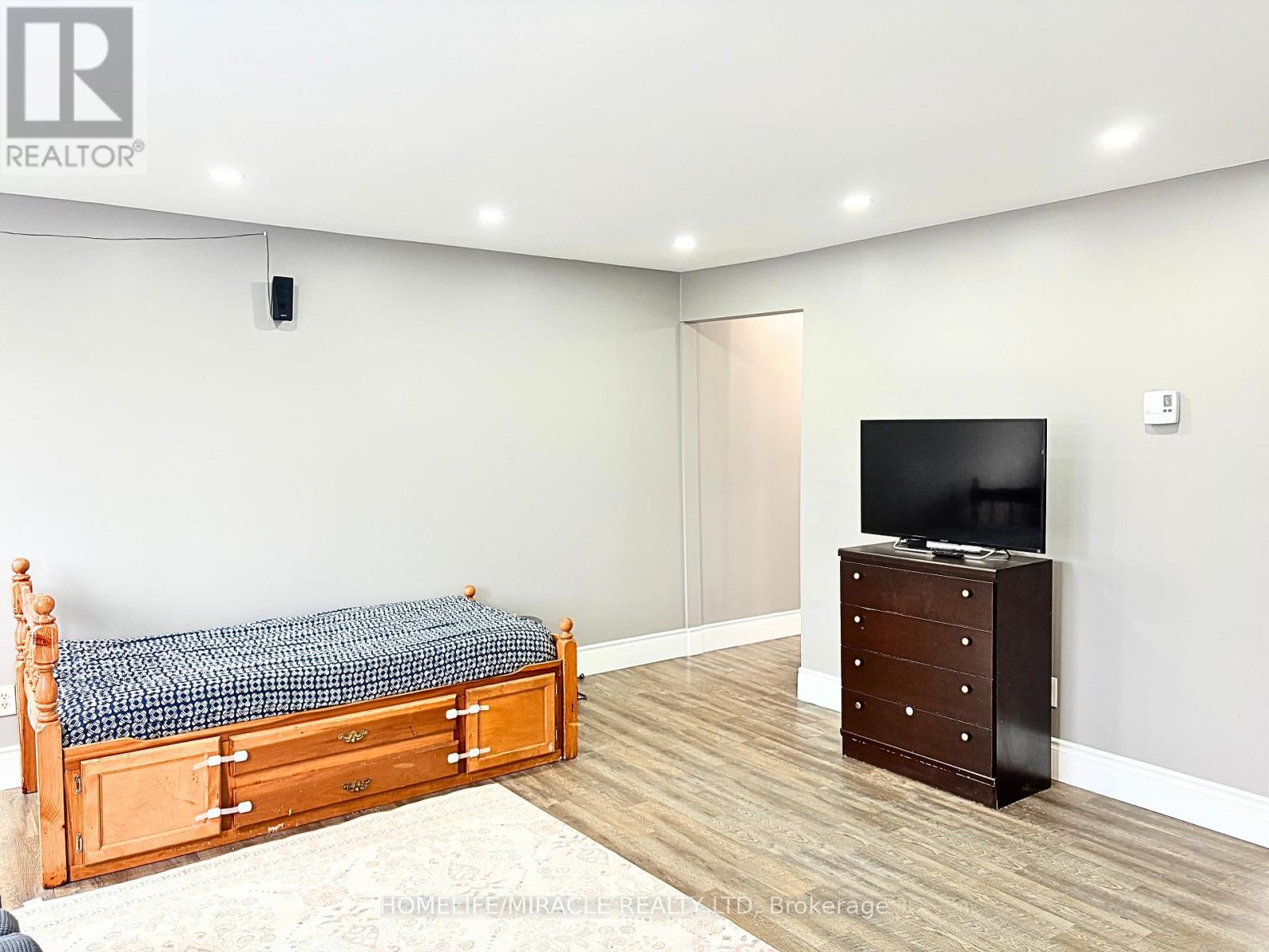 22 - 875 PARKINSON ROAD