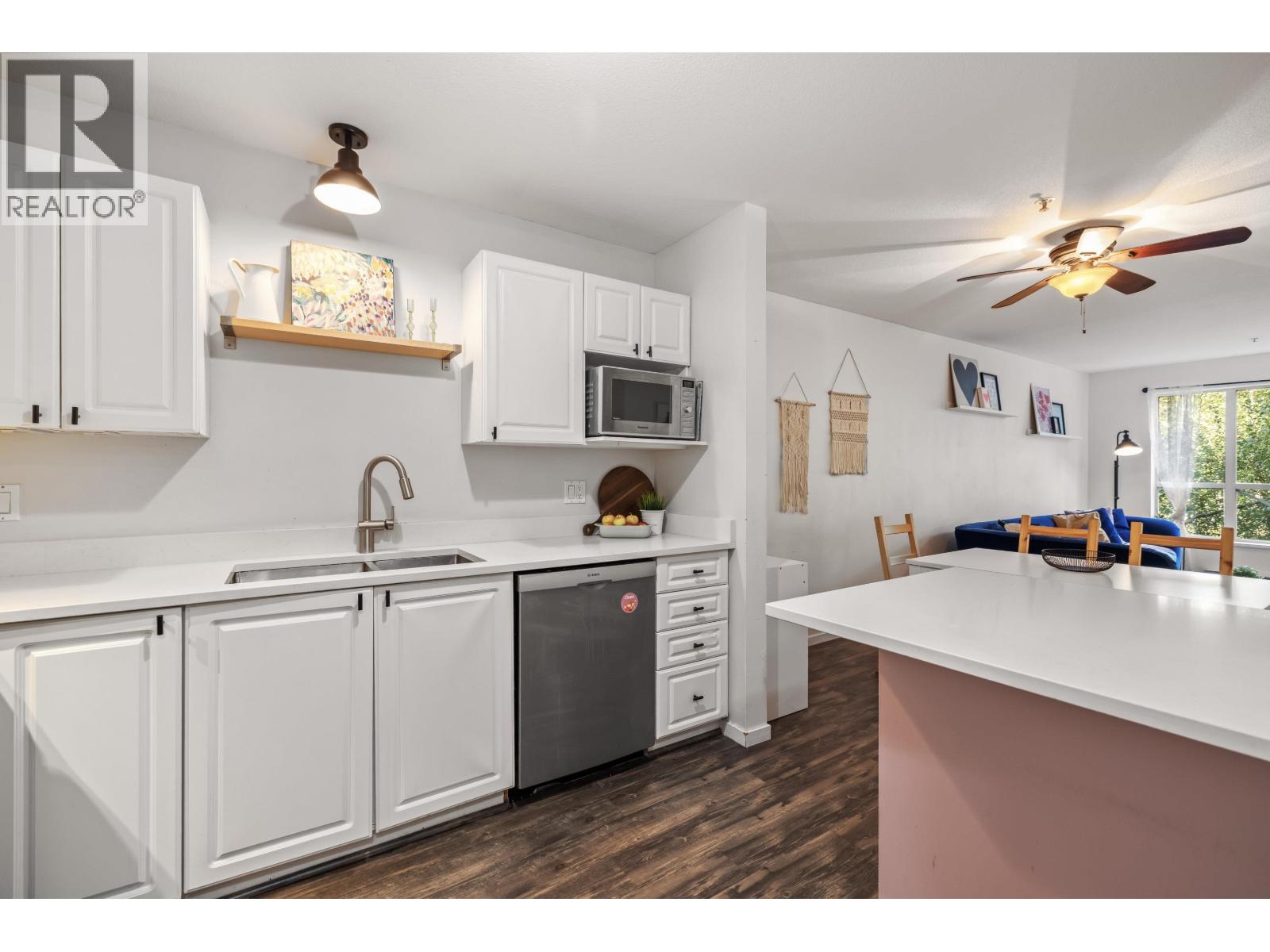 208 2551 PARKVIEW LANE