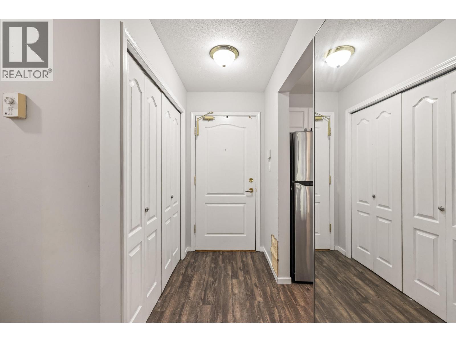 208 2551 PARKVIEW LANE