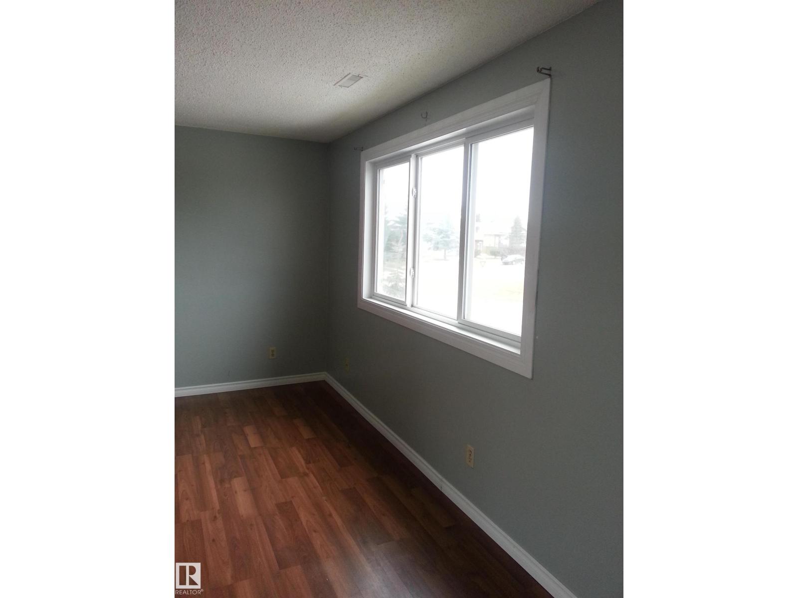 8433 29 AV NW
