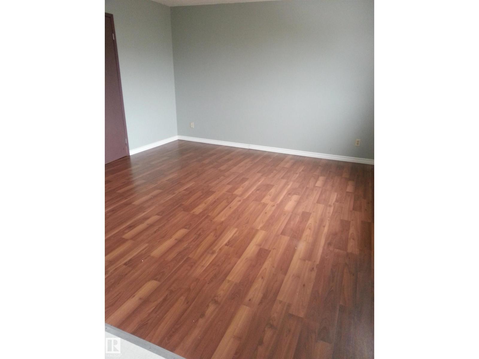 8433 29 AV NW