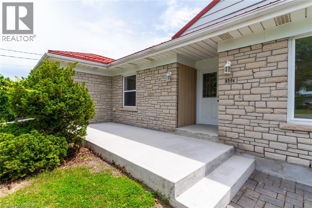 107 QUEENSWAY Drive