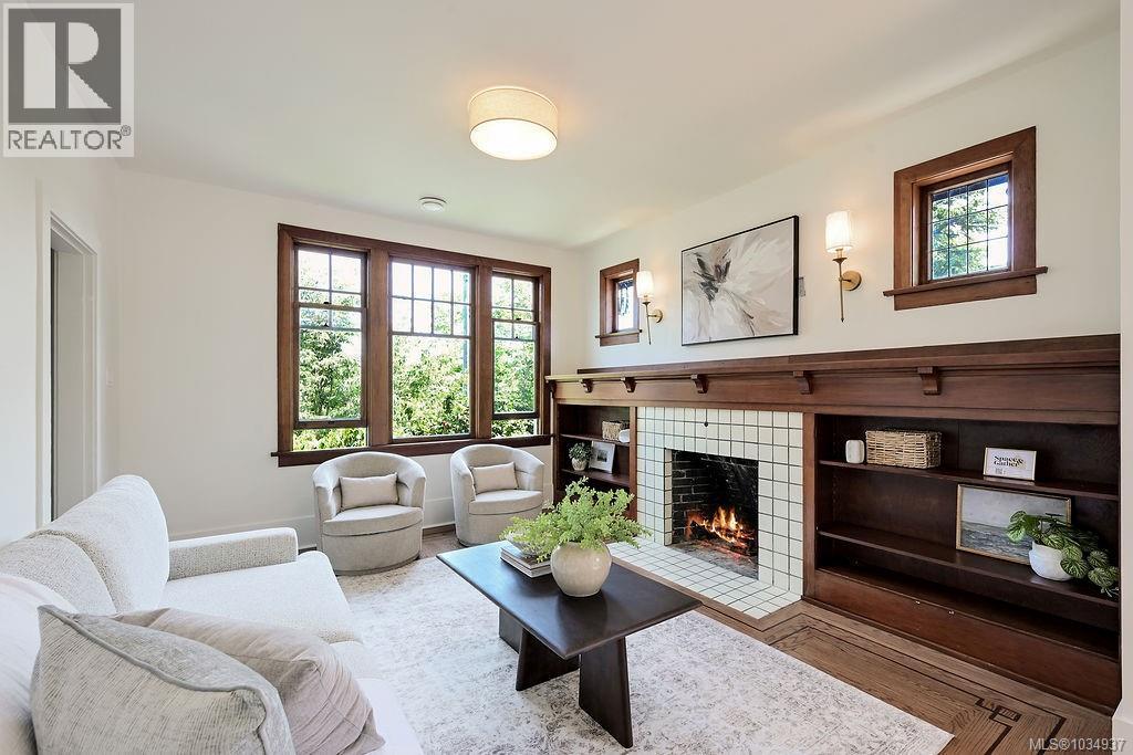 525 Simcoe St