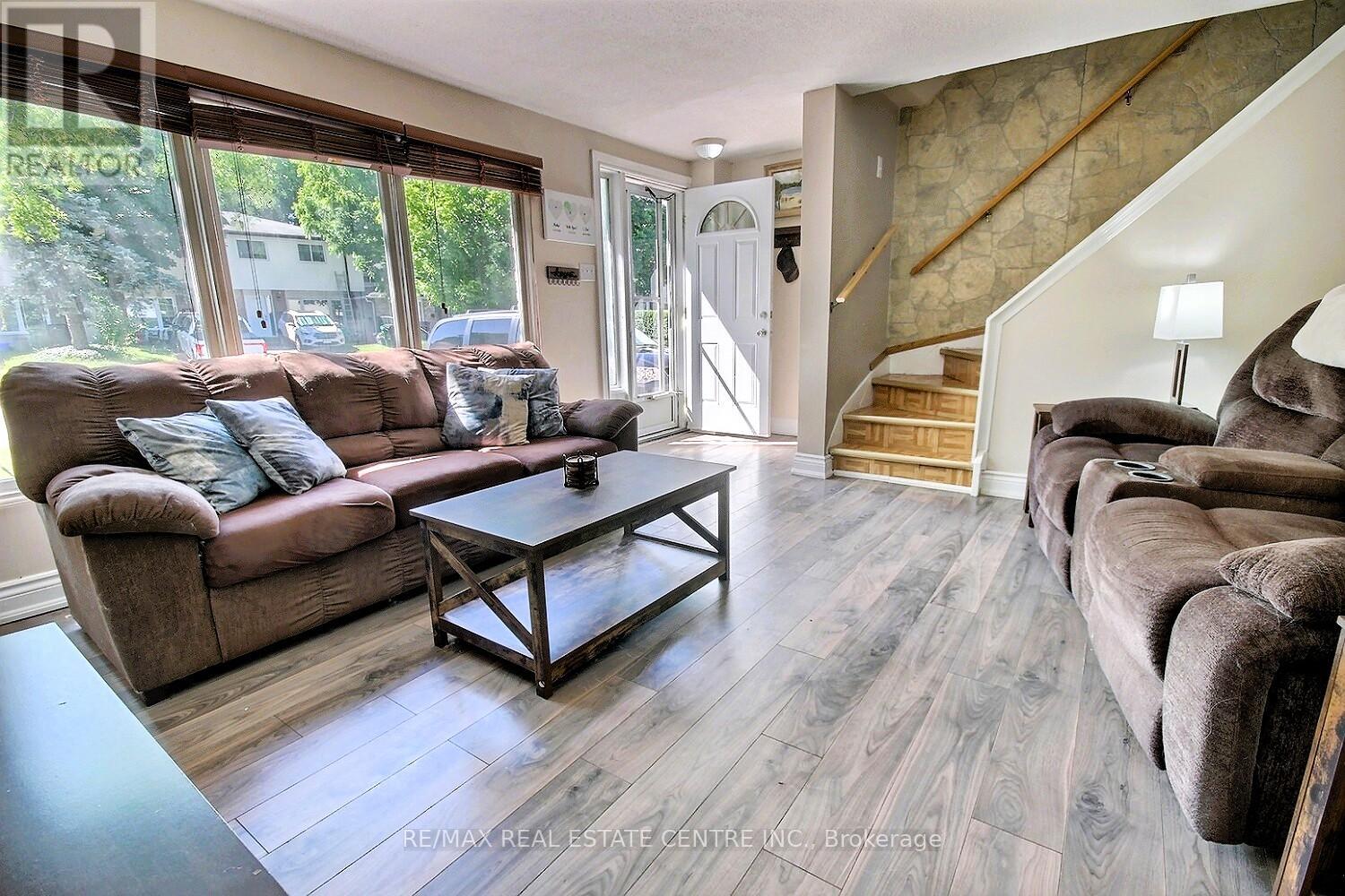 541 PARKVIEW CRESCENT