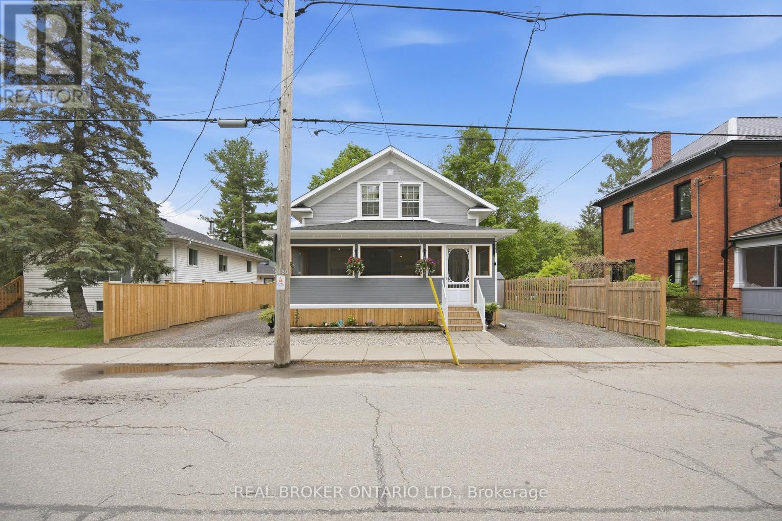 118 BROCK STREET E