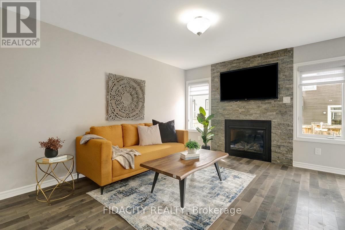 525 FOXLIGHT CIRCLE