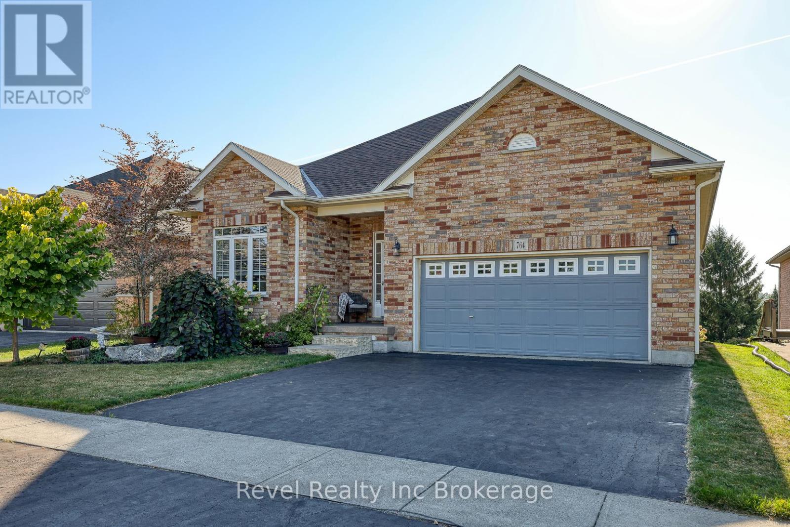 764 GARDEN COURT CRESCENT