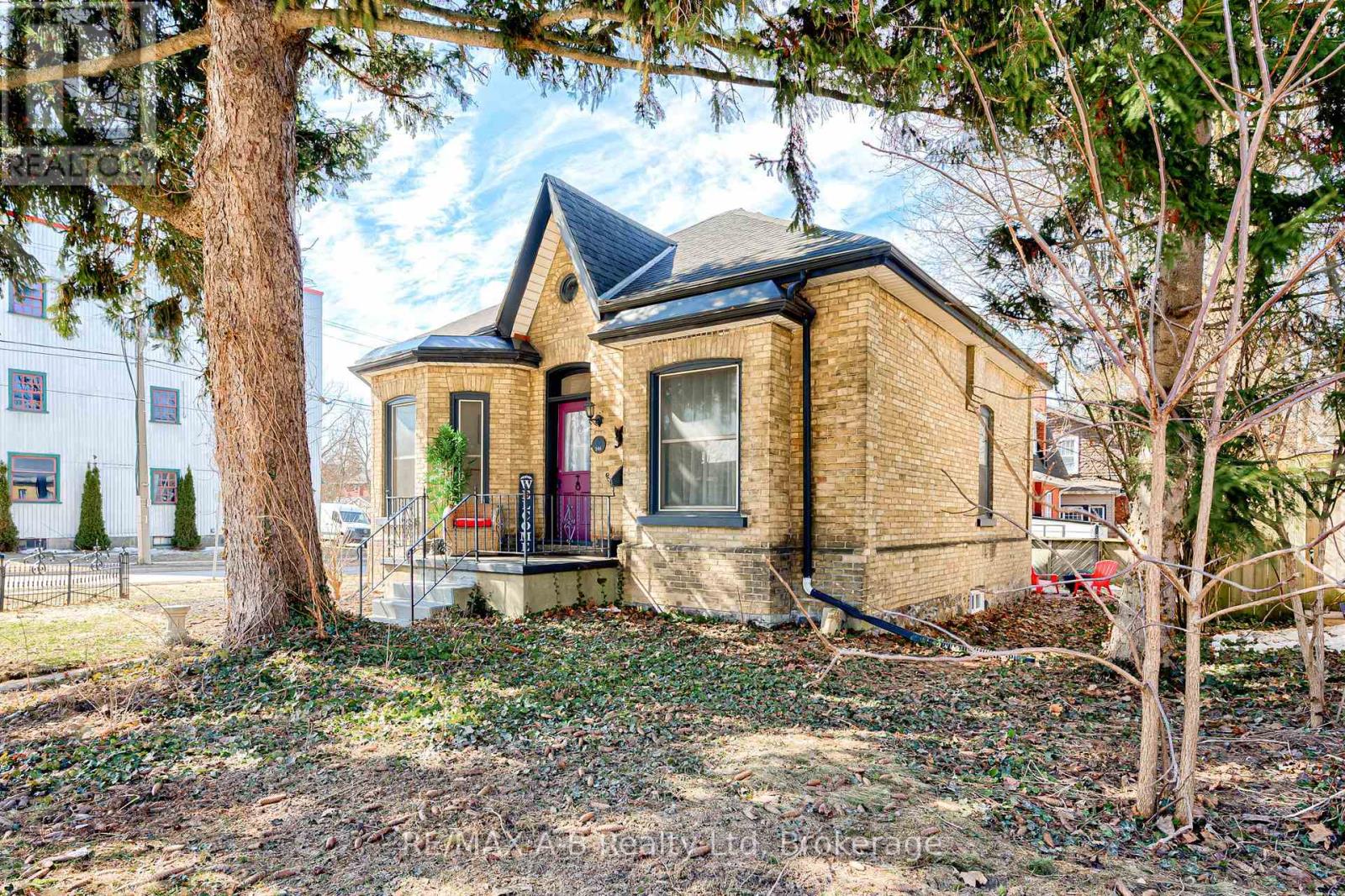 246 WELLINGTON STREET