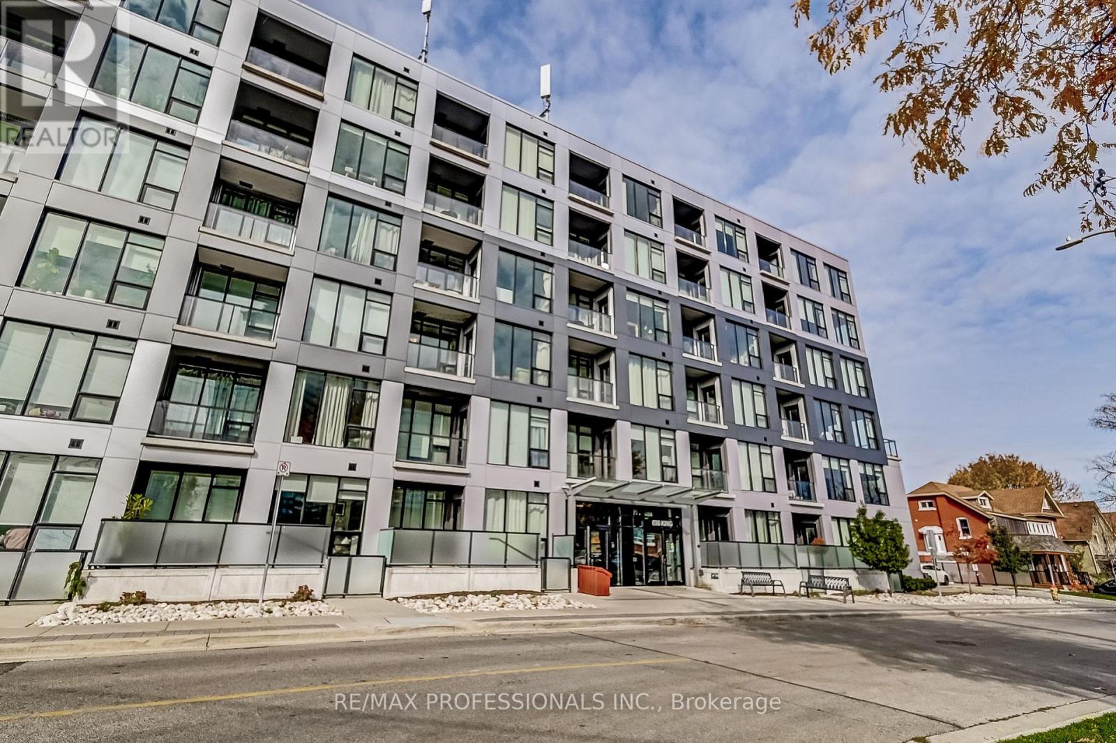 421 - 690 KING STREET W