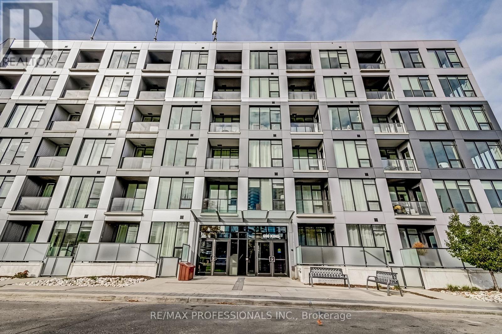 421 - 690 KING STREET W