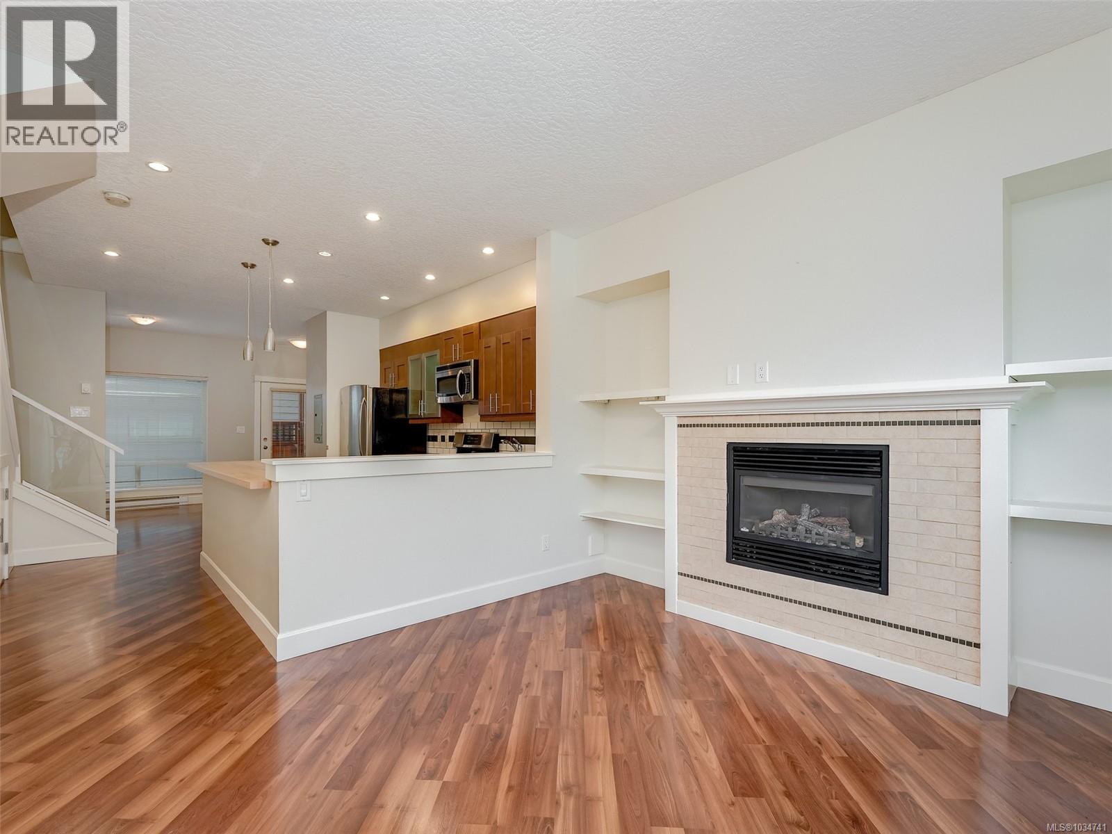 201 785 Station Ave